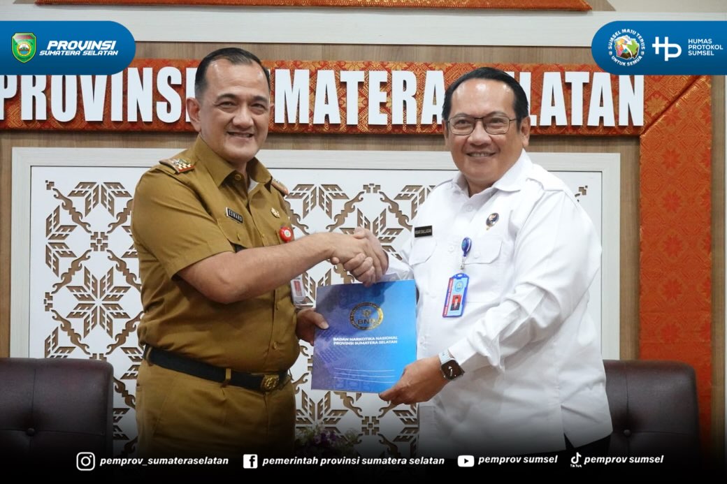 PALEMBANG – Sekretaris Daerah Sumatera Selatan (Sekda Sumsel) Edward Candra menerima kunjungan silaturahmi Kepala Badan Narkotika Nasional Provinsi (BNNP) Sumsel Brigjen Pol. Hisar Siallagan di Ruang Kerja Sekda, Senin (3/8/2026).