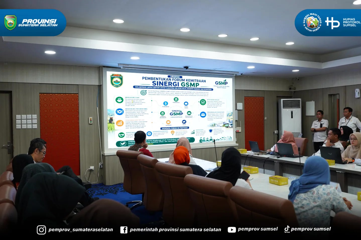 Palembang – Sekretaris Daerah (Sekda) Provinsi Sumatera Selatan, Dr. Drs. H. Edward Candra, M.H., memimpin Rapat Persiapan Pembentukan Forum Kemitraan Gerakan Sumsel Mandiri Pangan (Sinergi GSMP) di Ruang Rapat Bina Praja, Palembang, Rabu (5/8/202...