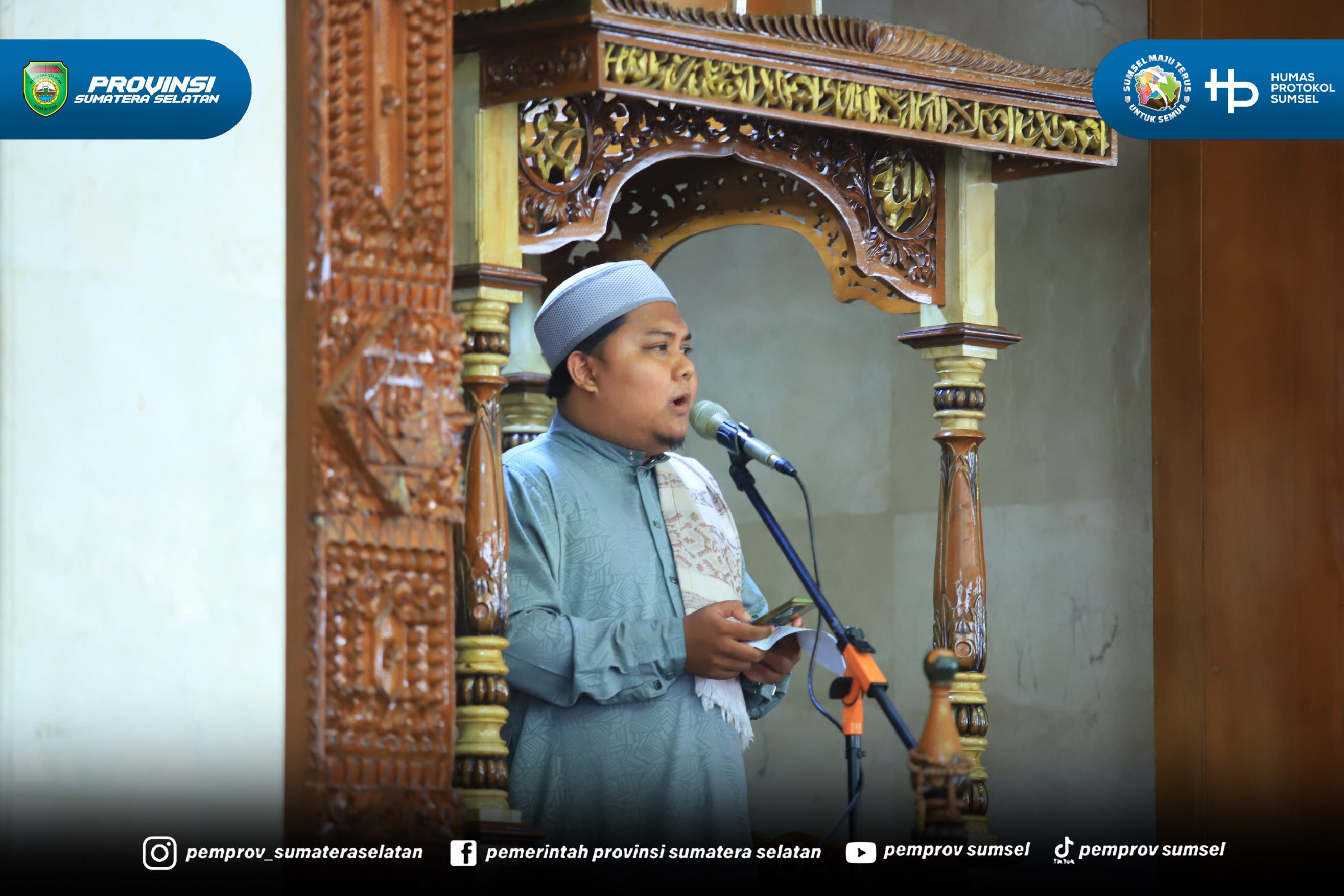 Di sela kunjungan kerjanya bersama Menteri Kehutanan RI di Kemampo Banyuasin III, Kabupaten Banyuasin, Gubernur Sumatera Selatan H. Herman Deru melaksanakan Safari Jumat dengan menunaikan Salat Jumat berjamaah bersama masyarakat, Jumat (7/8/2026).