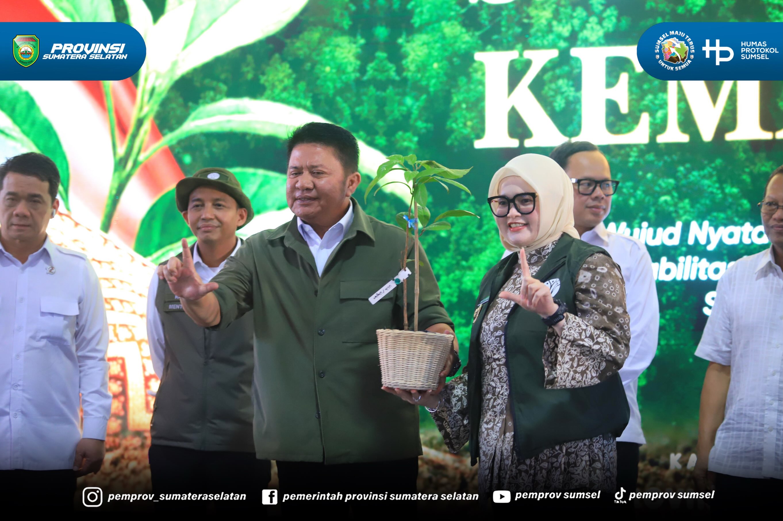 Gubernur Sumatera Selatan Dr. H. Herman Deru mendampingi Menteri Kehutanan Republik Indonesia (RI) Raja Juli Antoni dan Ketua Komisi IV DPR RI dalam kunjungan ke Kawasan Hutan dengan Tujuan Khusus (KHDTK) Kemampo, Banyuasin III, Kabupaten Banyuasi...