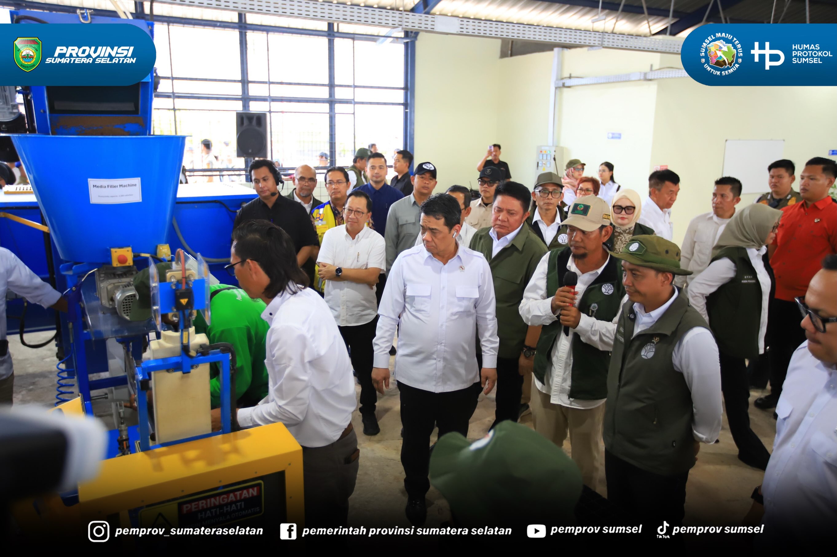 Gubernur Sumatera Selatan Dr. H. Herman Deru mendampingi Menteri Kehutanan Republik Indonesia (RI) Raja Juli Antoni dan Ketua Komisi IV DPR RI dalam kunjungan ke Kawasan Hutan dengan Tujuan Khusus (KHDTK) Kemampo, Banyuasin III, Kabupaten Banyuasi...