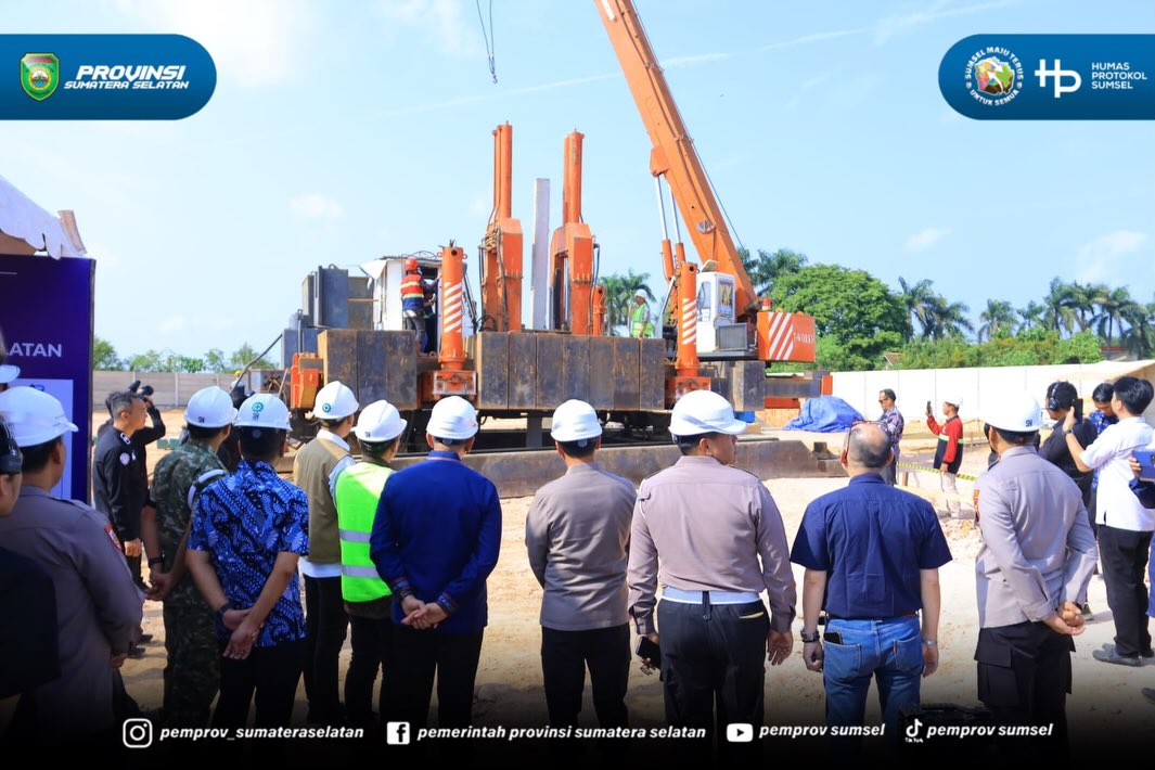 PALEMBANG - Sekretaris Daerah Provinsi Sumatera Selatan Dr. Drs. H. Edward Candra menghadiri Ground Breaking Gedung Pelayanan BPKB Ditlantas Polda Sumsel, di Kelurahan Keramasan Palembang, Jumat (7/8/2026)