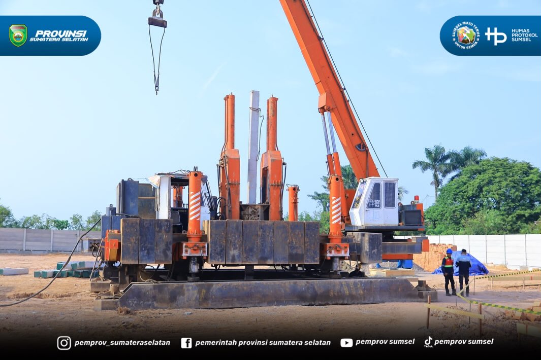 PALEMBANG - Sekretaris Daerah Provinsi Sumatera Selatan Dr. Drs. H. Edward Candra menghadiri Ground Breaking Gedung Pelayanan BPKB Ditlantas Polda Sumsel, di Kelurahan Keramasan Palembang, Jumat (7/8/2026)