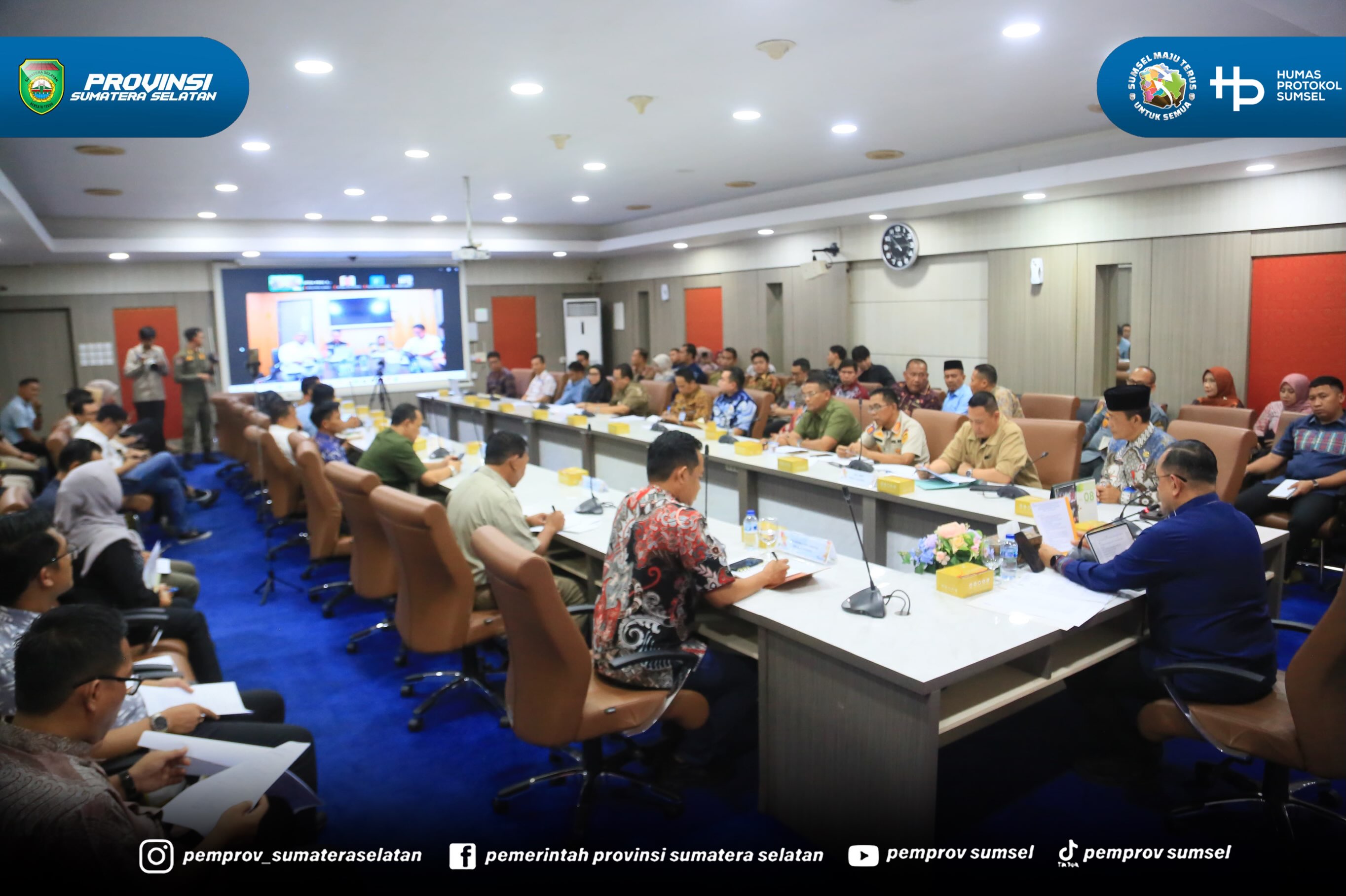 Palembang - Sekretaris Daerah (Sekda) Provinsi Sumsel Edward Candra mengikuti Rapat Panitia Pelaksana Deklarasi Nasional dan Pengukuhan Asosiasi Satuan Perlindungan Masyarakat (ASLINMAS) bertempat di Ruang Rapat Bina Praja Pemprov Sumsel, Jumat (7...