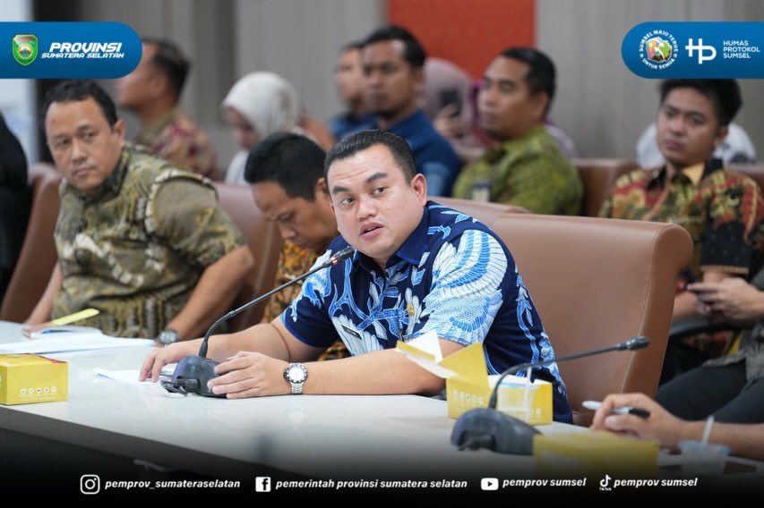 Palembang - Sekretaris Daerah (Sekda) Provinsi Sumsel Edward Candra mengikuti Rapat Panitia Pelaksana Deklarasi Nasional dan Pengukuhan Asosiasi Satuan Perlindungan Masyarakat (ASLINMAS) bertempat di Ruang Rapat Bina Praja Pemprov Sumsel, Jumat (7...