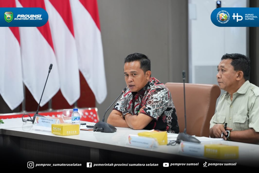 Palembang - Sekretaris Daerah (Sekda) Provinsi Sumsel Edward Candra mengikuti Rapat Panitia Pelaksana Deklarasi Nasional dan Pengukuhan Asosiasi Satuan Perlindungan Masyarakat (ASLINMAS) bertempat di Ruang Rapat Bina Praja Pemprov Sumsel, Jumat (7...