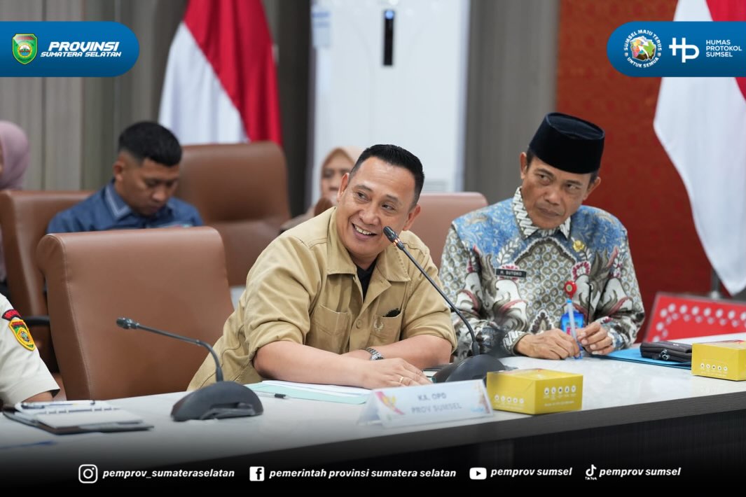 Palembang - Sekretaris Daerah (Sekda) Provinsi Sumsel Edward Candra mengikuti Rapat Panitia Pelaksana Deklarasi Nasional dan Pengukuhan Asosiasi Satuan Perlindungan Masyarakat (ASLINMAS) bertempat di Ruang Rapat Bina Praja Pemprov Sumsel, Jumat (7...