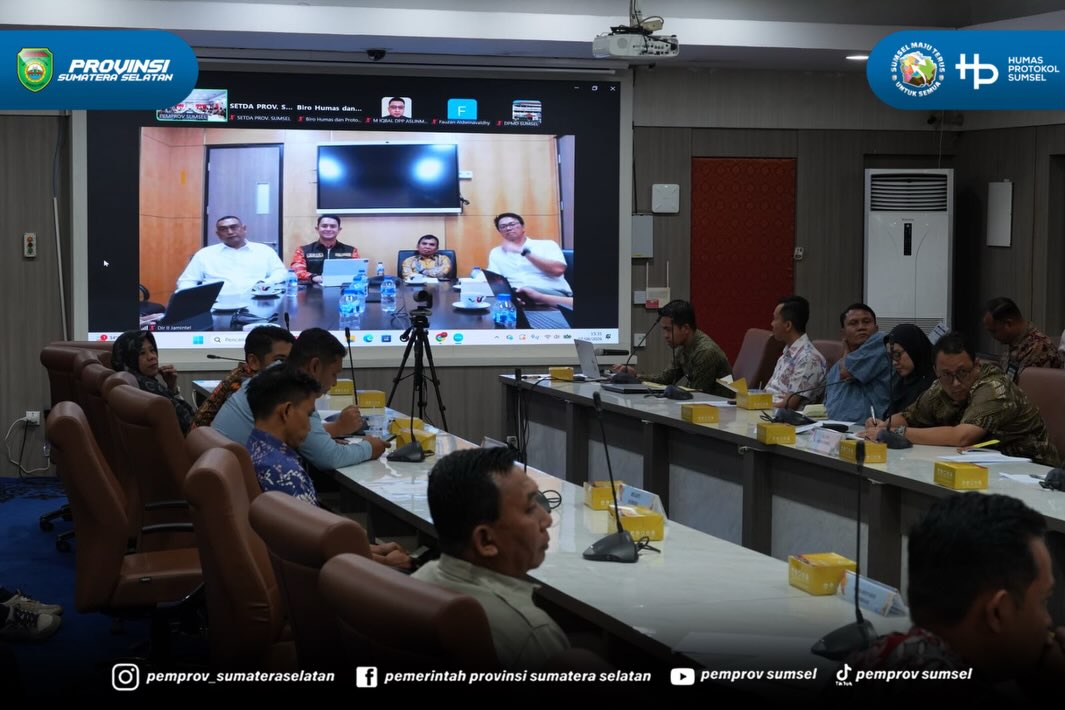 Palembang - Sekretaris Daerah (Sekda) Provinsi Sumsel Edward Candra mengikuti Rapat Panitia Pelaksana Deklarasi Nasional dan Pengukuhan Asosiasi Satuan Perlindungan Masyarakat (ASLINMAS) bertempat di Ruang Rapat Bina Praja Pemprov Sumsel, Jumat (7...