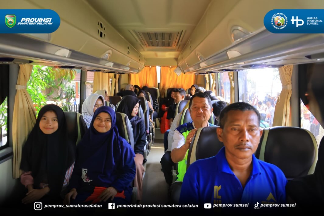 PALEMBANG – Sekretaris Daerah Provinsi Sumatera Selatan (Sekda Sumsel) Edward Candra melepas rombongan Sekolah Rakyat Terintegrasi (SRT) 31 Palembang yang akan ditempatkan di Sekolah Rakyat Permanen Kabupaten Ogan Komering Ilir (OKI), Minggu (09/0...