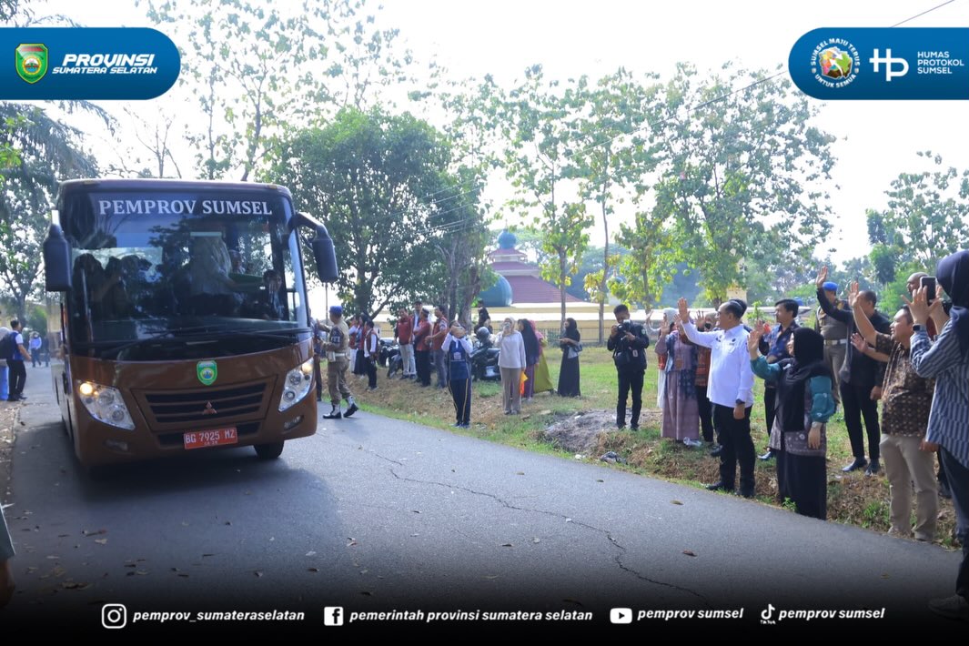 PALEMBANG – Sekretaris Daerah Provinsi Sumatera Selatan (Sekda Sumsel) Edward Candra melepas rombongan Sekolah Rakyat Terintegrasi (SRT) 31 Palembang yang akan ditempatkan di Sekolah Rakyat Permanen Kabupaten Ogan Komering Ilir (OKI), Minggu (09/0...