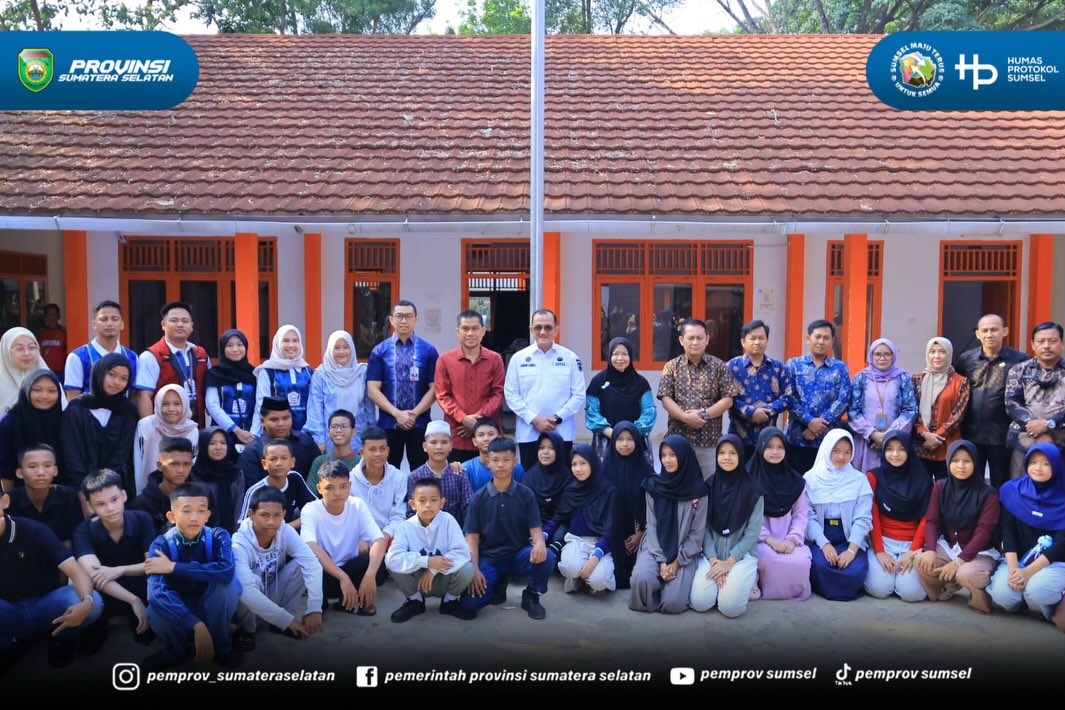 PALEMBANG – Sekretaris Daerah Provinsi Sumatera Selatan (Sekda Sumsel) Edward Candra melepas rombongan Sekolah Rakyat Terintegrasi (SRT) 31 Palembang yang akan ditempatkan di Sekolah Rakyat Permanen Kabupaten Ogan Komering Ilir (OKI), Minggu (09/0...