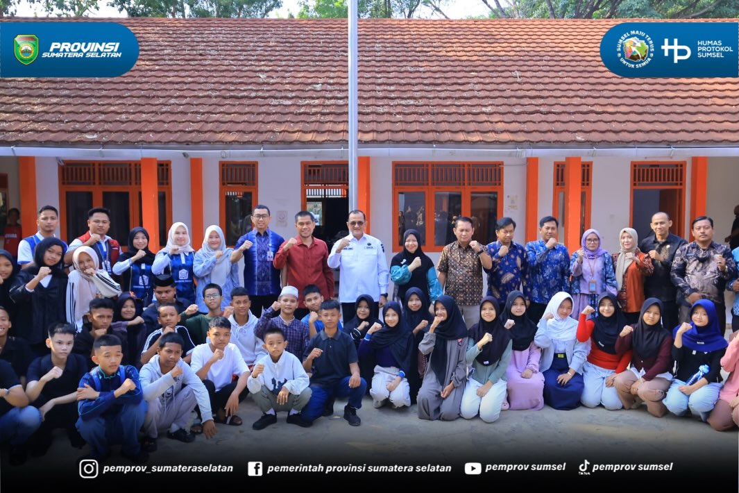 PALEMBANG – Sekretaris Daerah Provinsi Sumatera Selatan (Sekda Sumsel) Edward Candra melepas rombongan Sekolah Rakyat Terintegrasi (SRT) 31 Palembang yang akan ditempatkan di Sekolah Rakyat Permanen Kabupaten Ogan Komering Ilir (OKI), Minggu (09/0...
