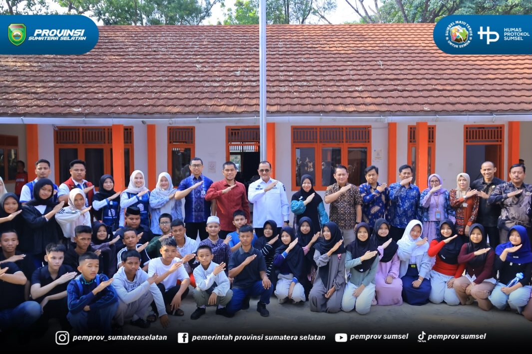 PALEMBANG – Sekretaris Daerah Provinsi Sumatera Selatan (Sekda Sumsel) Edward Candra melepas rombongan Sekolah Rakyat Terintegrasi (SRT) 31 Palembang yang akan ditempatkan di Sekolah Rakyat Permanen Kabupaten Ogan Komering Ilir (OKI), Minggu (09/0...