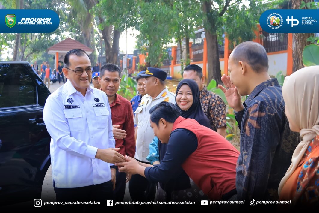 PALEMBANG – Sekretaris Daerah Provinsi Sumatera Selatan (Sekda Sumsel) Edward Candra melepas rombongan Sekolah Rakyat Terintegrasi (SRT) 31 Palembang yang akan ditempatkan di Sekolah Rakyat Permanen Kabupaten Ogan Komering Ilir (OKI), Minggu (09/0...