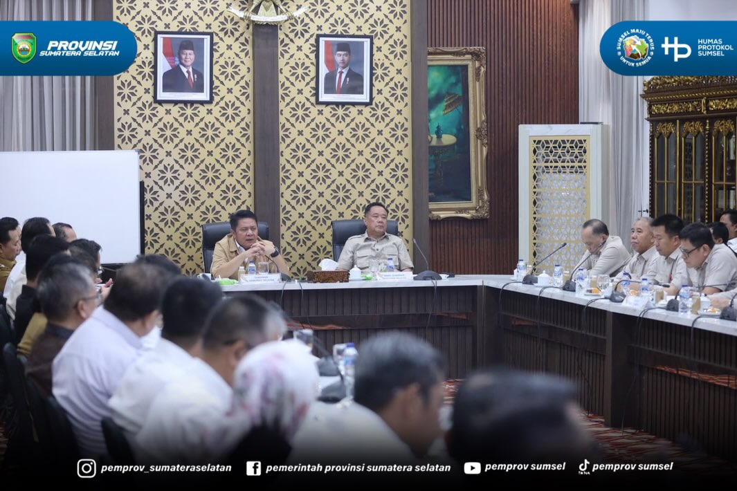 Gubernur Sumsel Herman Deru didampingi Wakil Gubernur Sunsel Cik Ujang memimpin rapat terbatas bersama BUMD Sumsel, di Griya Agung, Senin (10/8/2026).
