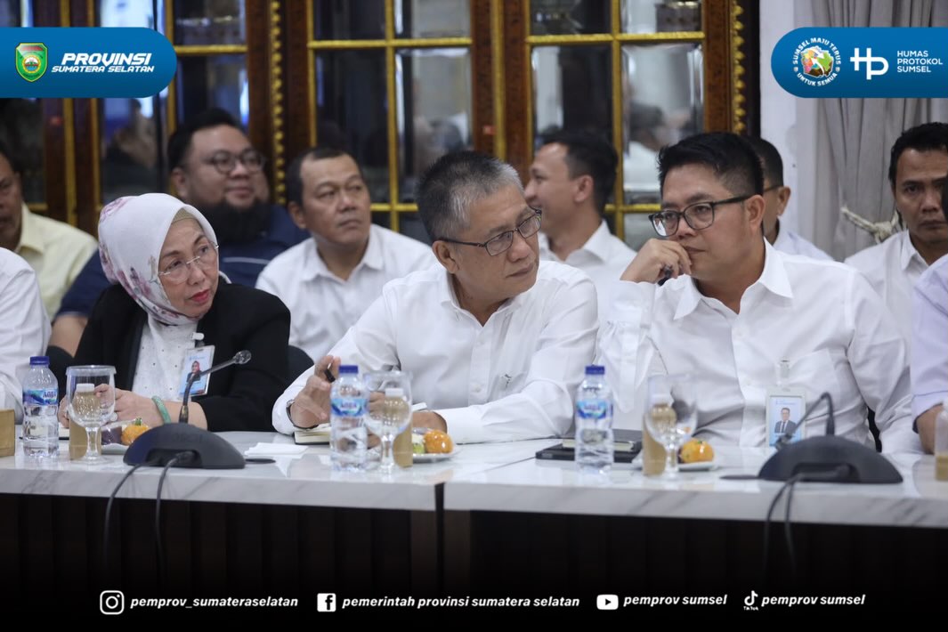 Gubernur Sumsel Herman Deru didampingi Wakil Gubernur Sunsel Cik Ujang memimpin rapat terbatas bersama BUMD Sumsel, di Griya Agung, Senin (10/8/2026).