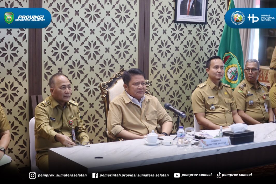 Gubernur Sumsel Herman Deru mengikuti rakor penanganan peningkatan eskalasi karhutla tahun 2026, yang diselenggarakan Kemenko Polkam secara virtual, di Griya Agung, Senin (10/8/2026).