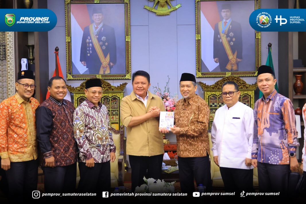 PALEMBANG — Gubernur Provinsi Sumatera Selatan, H. Herman Deru, secara resmi menerima kunjungan silaturahmi Presiden Partai Keadilan Sejahtera (PKS), Dr. H. Al Muzammil Yusuf, M.Si, beserta jajaran petinggi partai di Griya Agung, Palembang, pada S...