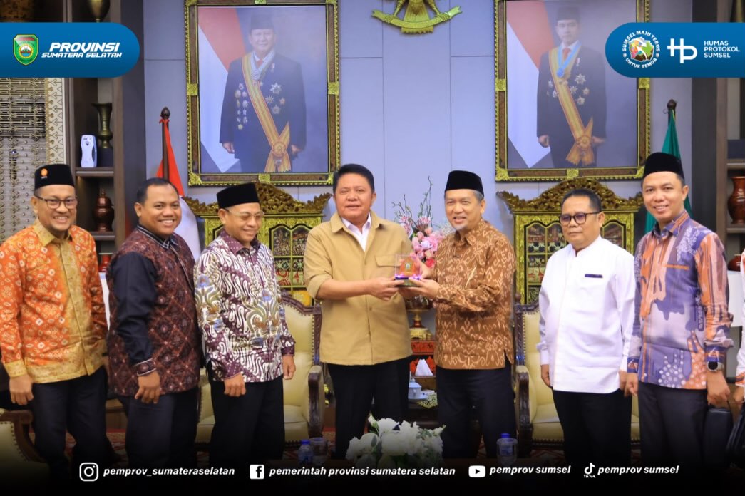 PALEMBANG — Gubernur Provinsi Sumatera Selatan, H. Herman Deru, secara resmi menerima kunjungan silaturahmi Presiden Partai Keadilan Sejahtera (PKS), Dr. H. Al Muzammil Yusuf, M.Si, beserta jajaran petinggi partai di Griya Agung, Palembang, pada S...