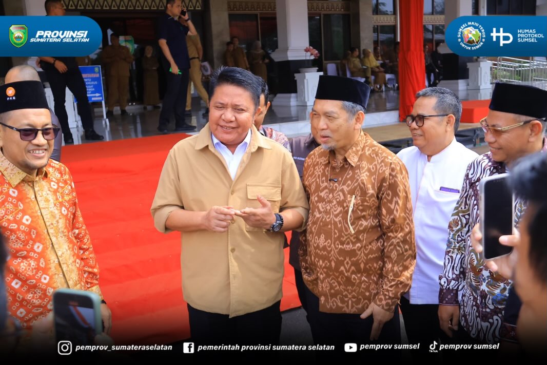 PALEMBANG — Gubernur Provinsi Sumatera Selatan, H. Herman Deru, secara resmi menerima kunjungan silaturahmi Presiden Partai Keadilan Sejahtera (PKS), Dr. H. Al Muzammil Yusuf, M.Si, beserta jajaran petinggi partai di Griya Agung, Palembang, pada S...