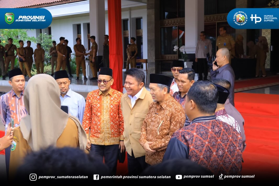 PALEMBANG — Gubernur Provinsi Sumatera Selatan, H. Herman Deru, secara resmi menerima kunjungan silaturahmi Presiden Partai Keadilan Sejahtera (PKS), Dr. H. Al Muzammil Yusuf, M.Si, beserta jajaran petinggi partai di Griya Agung, Palembang, pada S...