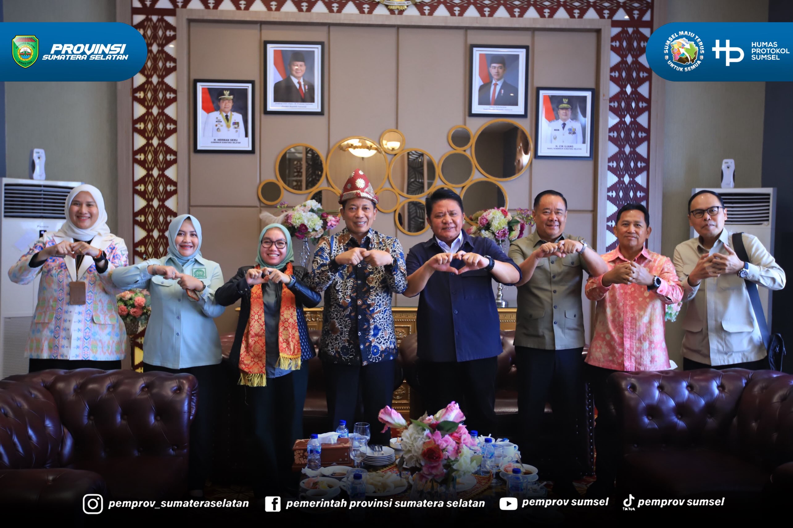 Palembang - Gubernur Sumatera Selatan H. Herman Deru bersama Wakil Gubernur Sumatera Selatan H. Cik Ujang menyambut kedatangan Menteri Koperasi RI Bapak Ferry Juliantono dan Wakil Menteri Koperasi RI Ibu Farida Farichah di Bandara Sultan Mahmud Ba...