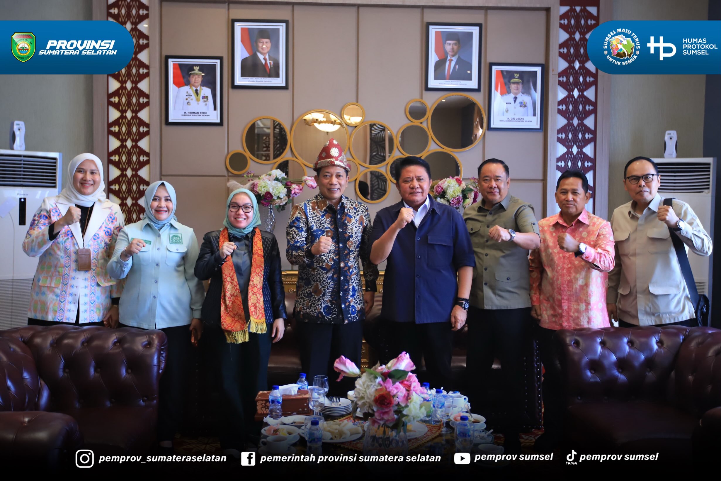 Palembang - Gubernur Sumatera Selatan H. Herman Deru bersama Wakil Gubernur Sumatera Selatan H. Cik Ujang menyambut kedatangan Menteri Koperasi RI Bapak Ferry Juliantono dan Wakil Menteri Koperasi RI Ibu Farida Farichah di Bandara Sultan Mahmud Ba...