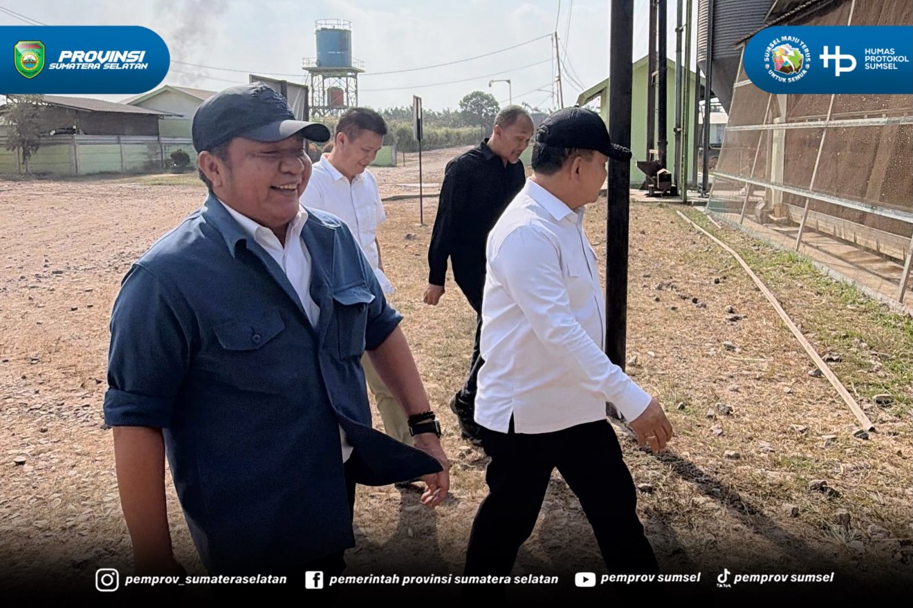 Banyuasin - Gubernur Sumatera Selatan (Sumsel) H. Herman Deru mendampingi Kepala Staf Kepresidenan Jenderal TNI (Purn.) Dudung Abdurachman meninjau peternakan ayam petelur milik PT Banyuasin Mukut Inti, Kabupaten Banyuasin, Rabu (12/08/2026).