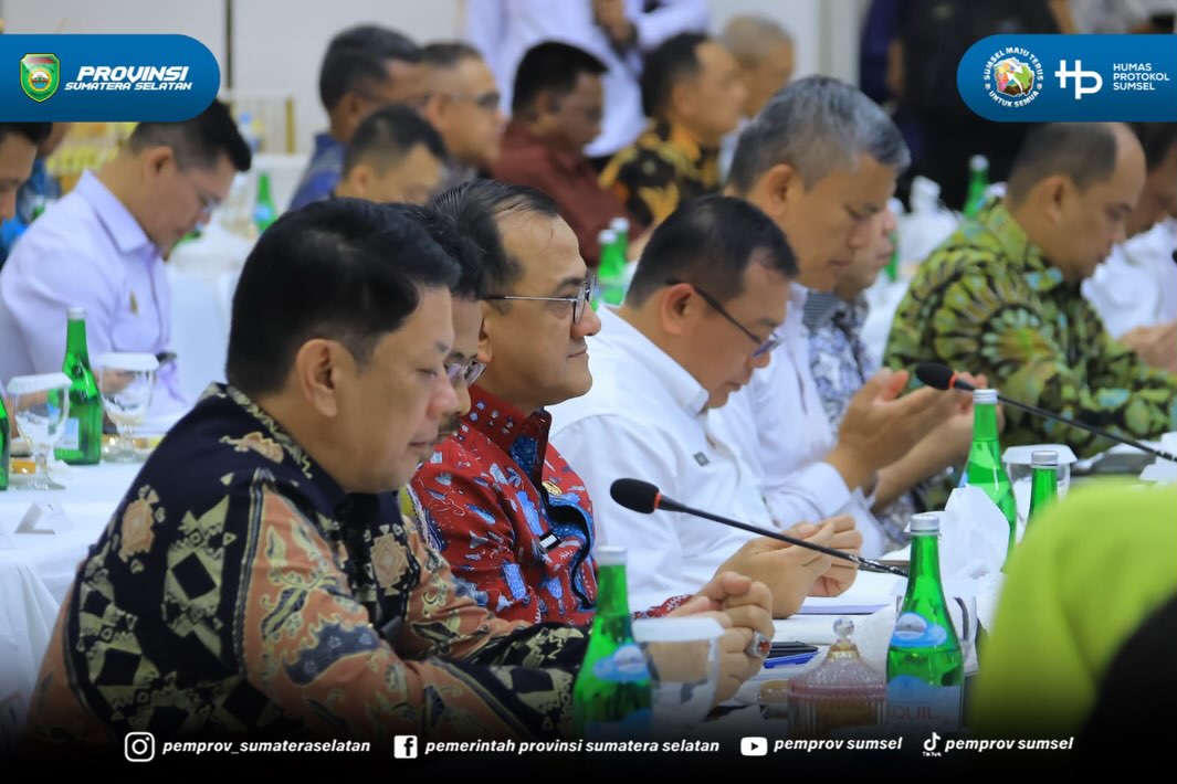 Batam - Sekretaris Daerah Sumsel H. Edward Candra menghadiri Rapat Koordinasi Forkopimda Provinsi Regional Sumatera diselenggarakan oleh Kementerian Dalam Negeri RI bertempat di Ruang Balairungsari Jl. Ibnu Sutowo No. 1 Kota Batam Kepulauan Riau....