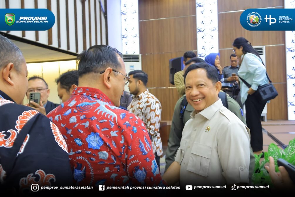 Batam - Sekretaris Daerah Sumsel H. Edward Candra menghadiri Rapat Koordinasi Forkopimda Provinsi Regional Sumatera diselenggarakan oleh Kementerian Dalam Negeri RI bertempat di Ruang Balairungsari Jl. Ibnu Sutowo No. 1 Kota Batam Kepulauan Riau....