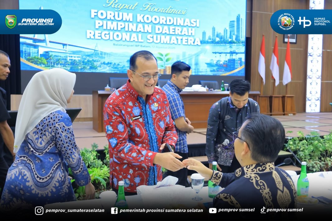 Batam - Sekretaris Daerah Sumsel H. Edward Candra menghadiri Rapat Koordinasi Forkopimda Provinsi Regional Sumatera diselenggarakan oleh Kementerian Dalam Negeri RI bertempat di Ruang Balairungsari Jl. Ibnu Sutowo No. 1 Kota Batam Kepulauan Riau....