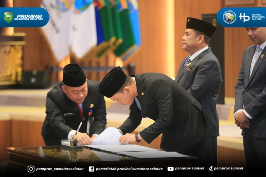 PALEMBANG — Gubernur Provinsi Sumatera Selatan H. Herman Deru bersama pimpinan DPRD Provinsi Sumatera Selatan resmi menandatangani Nota Kesepakatan terhadap Kebijakan Umum Anggaran (KUA) serta Prioritas dan Plafon Anggaran Sementara (PPAS) Anggara...
