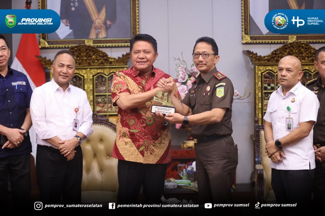 PALEMBANG — Gubernur Sumatera Selatan Dr. H. Herman Deru menerima kunjungan silaturahmi Kepala Kejaksaan Tinggi (Kajati) Sumatera Selatan Nurcahyo J.M., S.H., M.H., Kamis (13/8/2026).