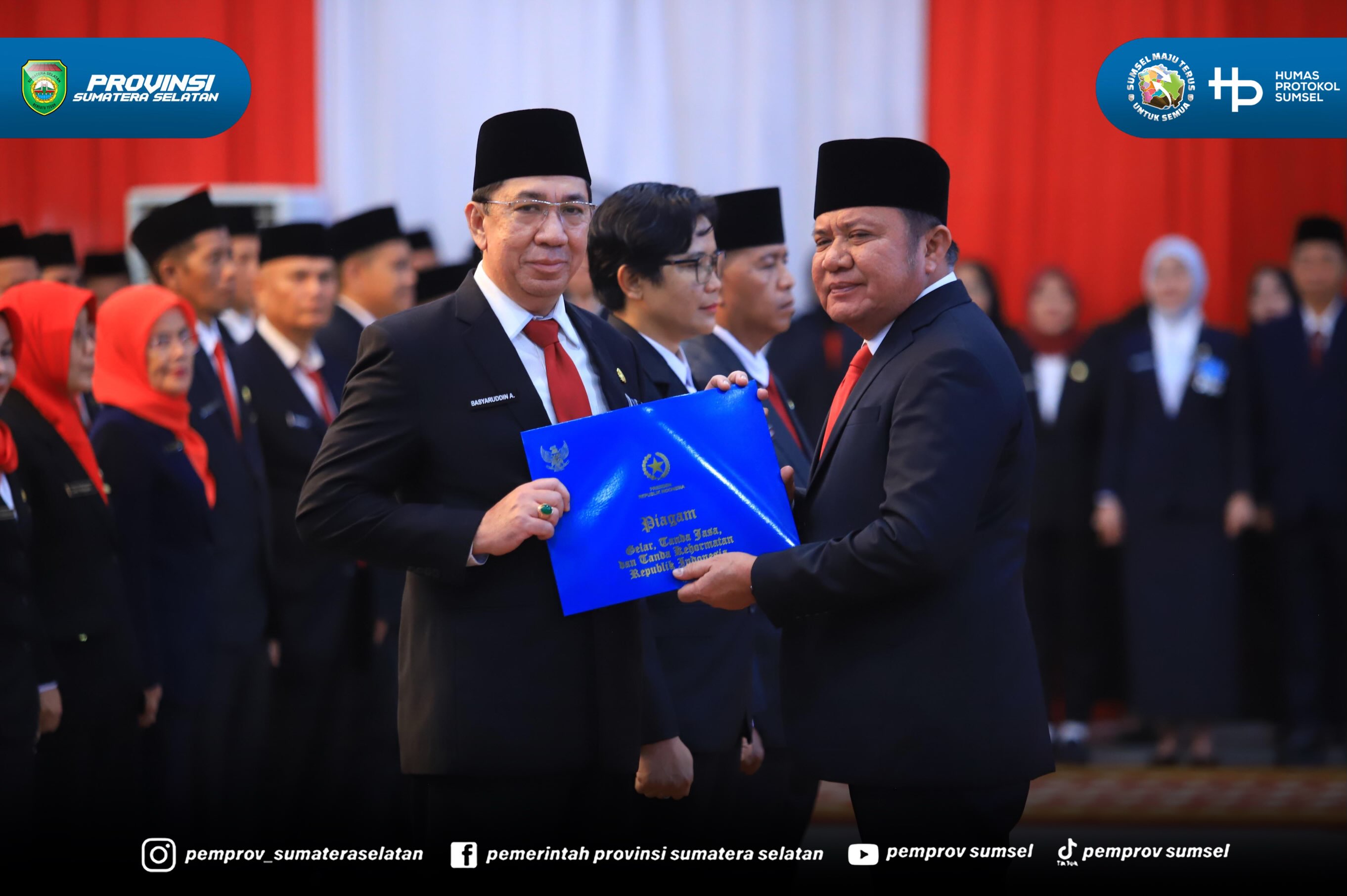 Palembang – Gubernur Sumatera Selatan (Sumsel) Dr. H. Herman Deru menyerahkan Tanda Kehormatan Satyalancana Karya Satya dari Presiden Republik Indonesia kepada 491 Pegawai Negeri Sipil (PNS) di lingkungan Pemerintah Provinsi Sumsel. Penganugerahan...