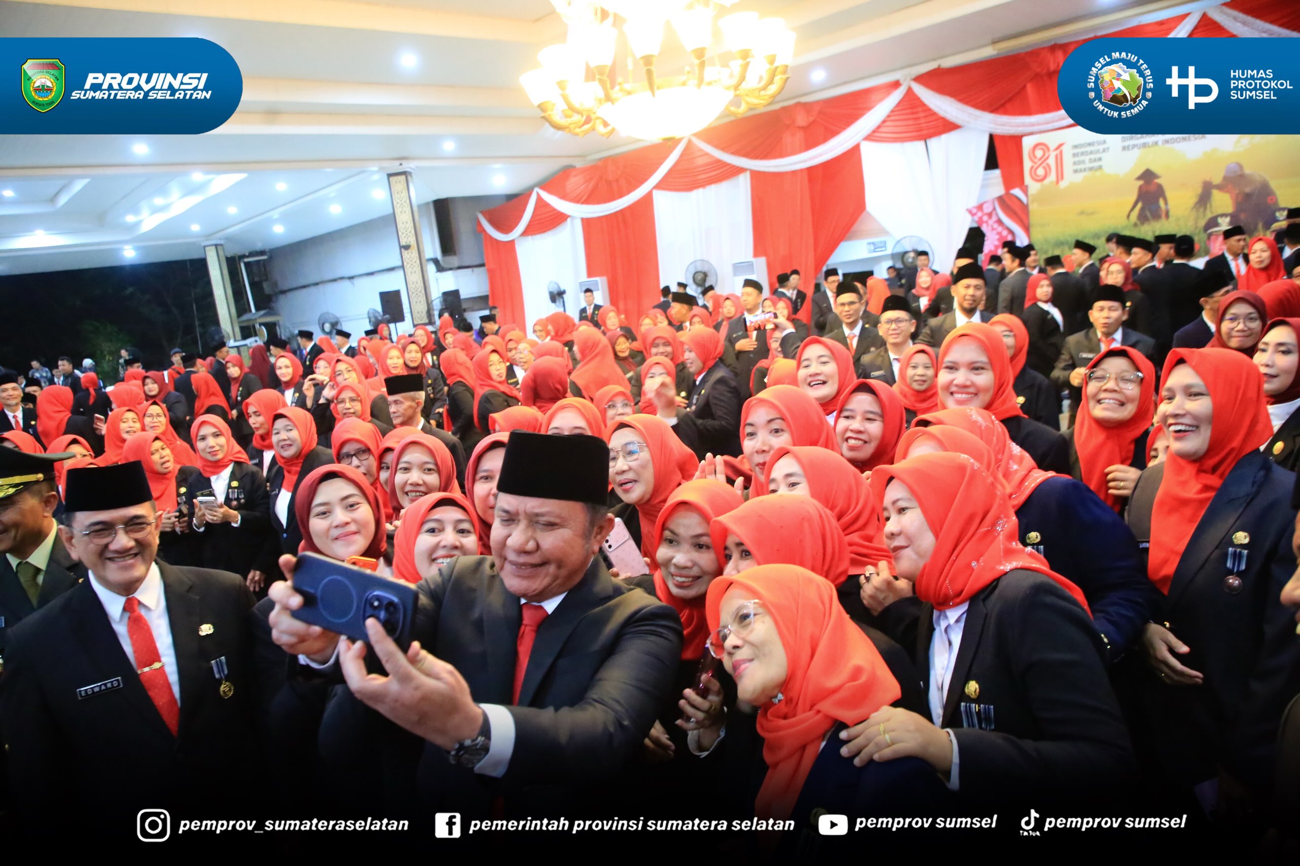 Palembang – Gubernur Sumatera Selatan (Sumsel) Dr. H. Herman Deru menyerahkan Tanda Kehormatan Satyalancana Karya Satya dari Presiden Republik Indonesia kepada 491 Pegawai Negeri Sipil (PNS) di lingkungan Pemerintah Provinsi Sumsel. Penganugerahan...