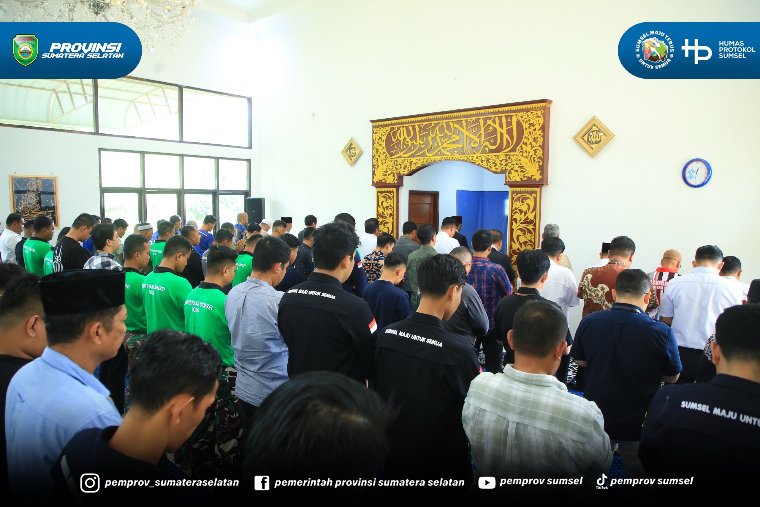 Gubernur Sumsel Dr H Herman Deru menunaikan Salat Jumat di Musholla Griya Agung Palembang, Jumat (14/8/2026).