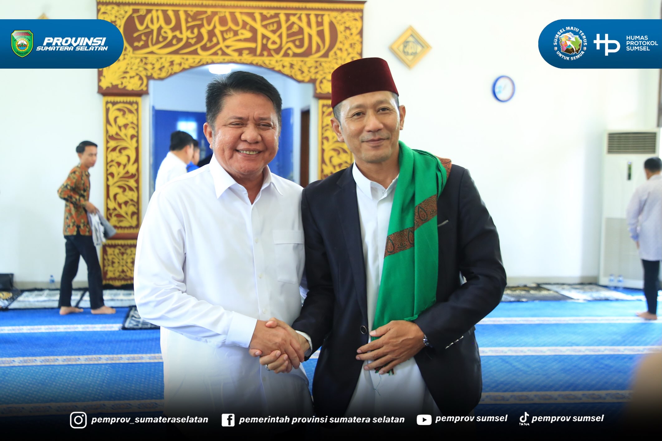 Gubernur Sumsel Dr H Herman Deru menunaikan Salat Jumat di Musholla Griya Agung Palembang, Jumat (14/8/2026).