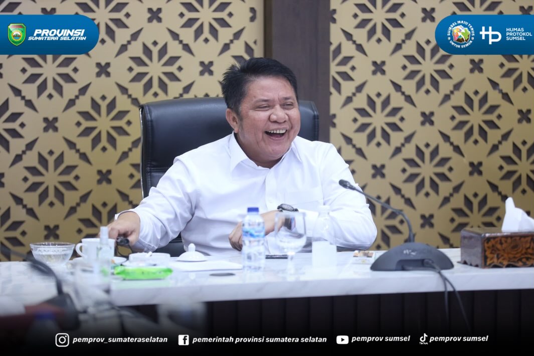 PALEMBANG - Gubernur Sumatera Selatan (Sumsel) Herman Deru menerima Direktur Operasional PT Hutama Karya (HK) Iwan Hermawan beserta jajaran dalam rangka membahas percepatan pembangunan Jalan Tol Palembang-Betung di Griya Agung, Jumat (14/08/2026).