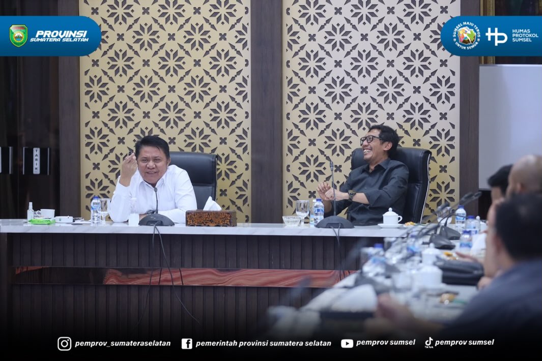 PALEMBANG - Gubernur Sumatera Selatan (Sumsel) Herman Deru menerima Direktur Operasional PT Hutama Karya (HK) Iwan Hermawan beserta jajaran dalam rangka membahas percepatan pembangunan Jalan Tol Palembang-Betung di Griya Agung, Jumat (14/08/2026).