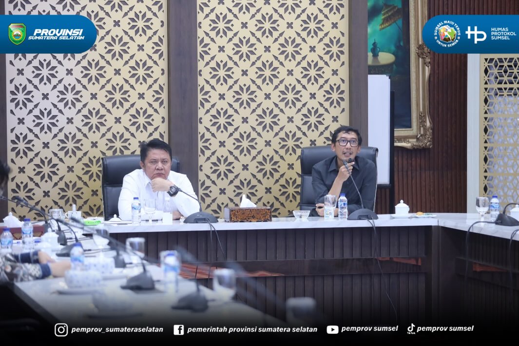 PALEMBANG - Gubernur Sumatera Selatan (Sumsel) Herman Deru menerima Direktur Operasional PT Hutama Karya (HK) Iwan Hermawan beserta jajaran dalam rangka membahas percepatan pembangunan Jalan Tol Palembang-Betung di Griya Agung, Jumat (14/08/2026).