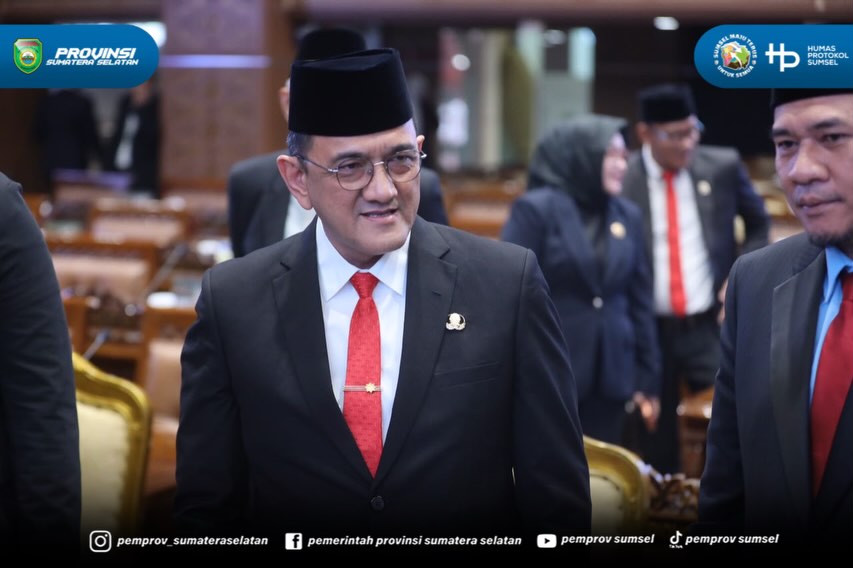 Palembang - Gubernur Sumatera Selatan Herman Deru menyimak langsung Pidato Kenegaraan Presiden Republik Indonesia Prabowo Subianto dalam rangka peringatan HUT ke-81 Kemerdekaan RI di Gedung DPR/MPR RI secara virtual dari Palembang, Jumat (14/8/2026).