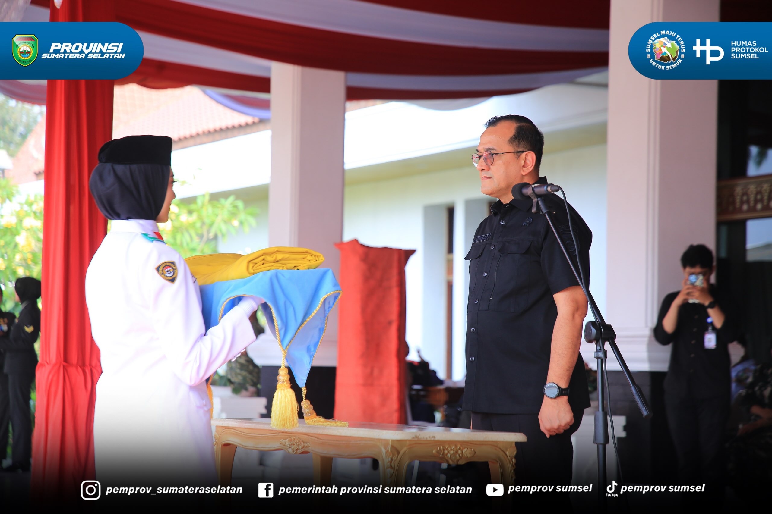 Sekretaris Daerah Pemerintah Provinsi Sumsel Dr. H. Edward Candra bertindak sebagai Inspektur Upacara dalam Gladi Resik Upacara Peringatan HUT Kemerdekaan RI ke 81 di Halaman Griya Agung Palembang, Sabtu (15/8/2026)