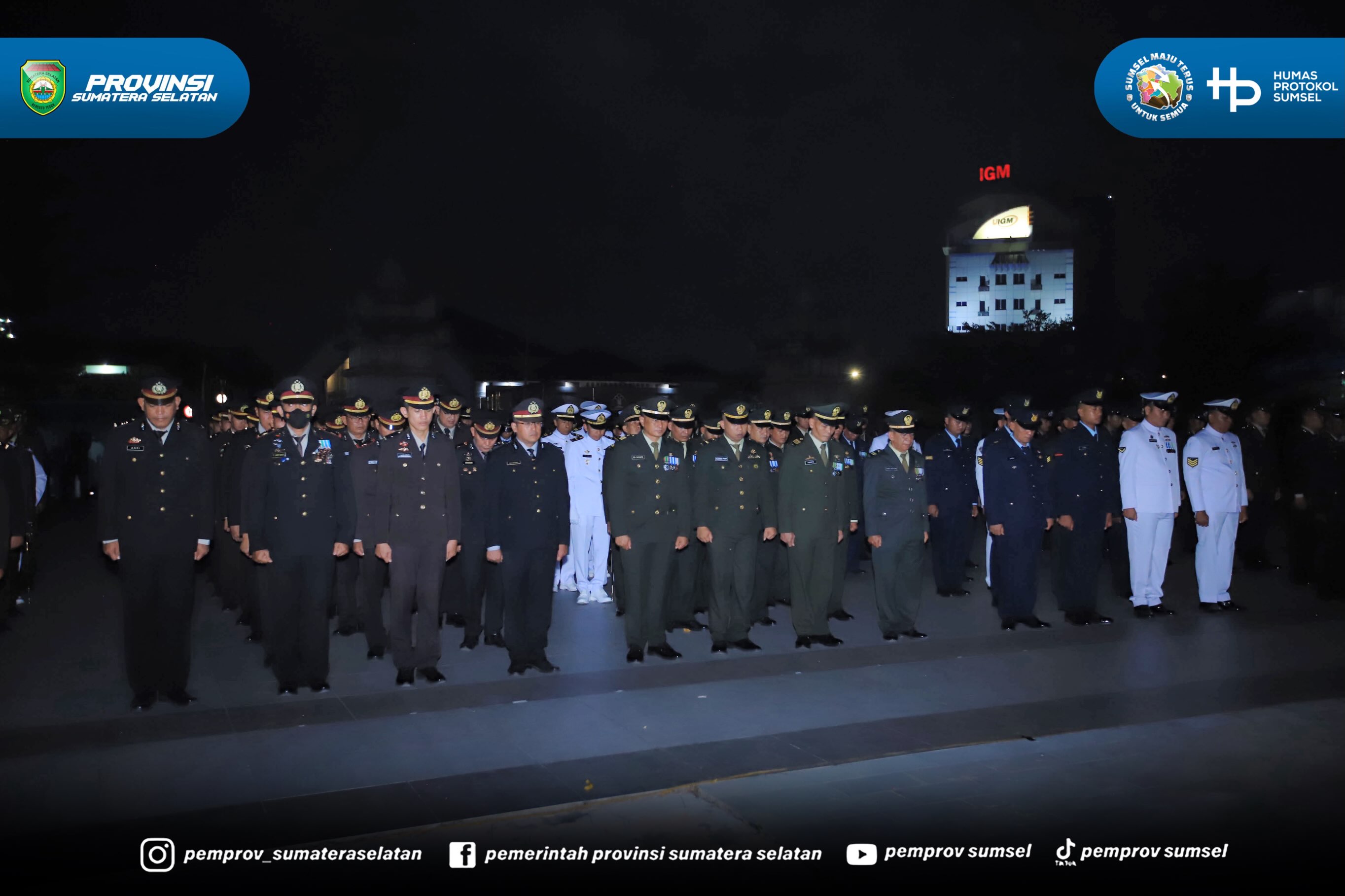 Palembang – Gubernur Sumatera Selatan Dr. H. Herman Deru bersama Wakil Gubernur Sumatera Selatan H. Cik Ujang dan jajaran Forum Koordinasi Pimpinan Daerah (Forkopimda) Provinsi Sumatera Selatan mengikuti Apel Kehormatan dan Renungan Suci dalam ran...