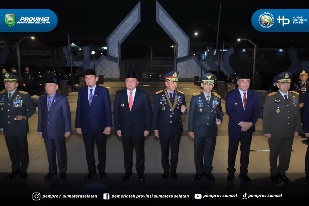 Palembang – Gubernur Sumatera Selatan Dr. H. Herman Deru bersama Wakil Gubernur Sumatera Selatan H. Cik Ujang dan jajaran Forum Koordinasi Pimpinan Daerah (Forkopimda) Provinsi Sumatera Selatan mengikuti Apel Kehormatan dan Renungan Suci dalam ran...
