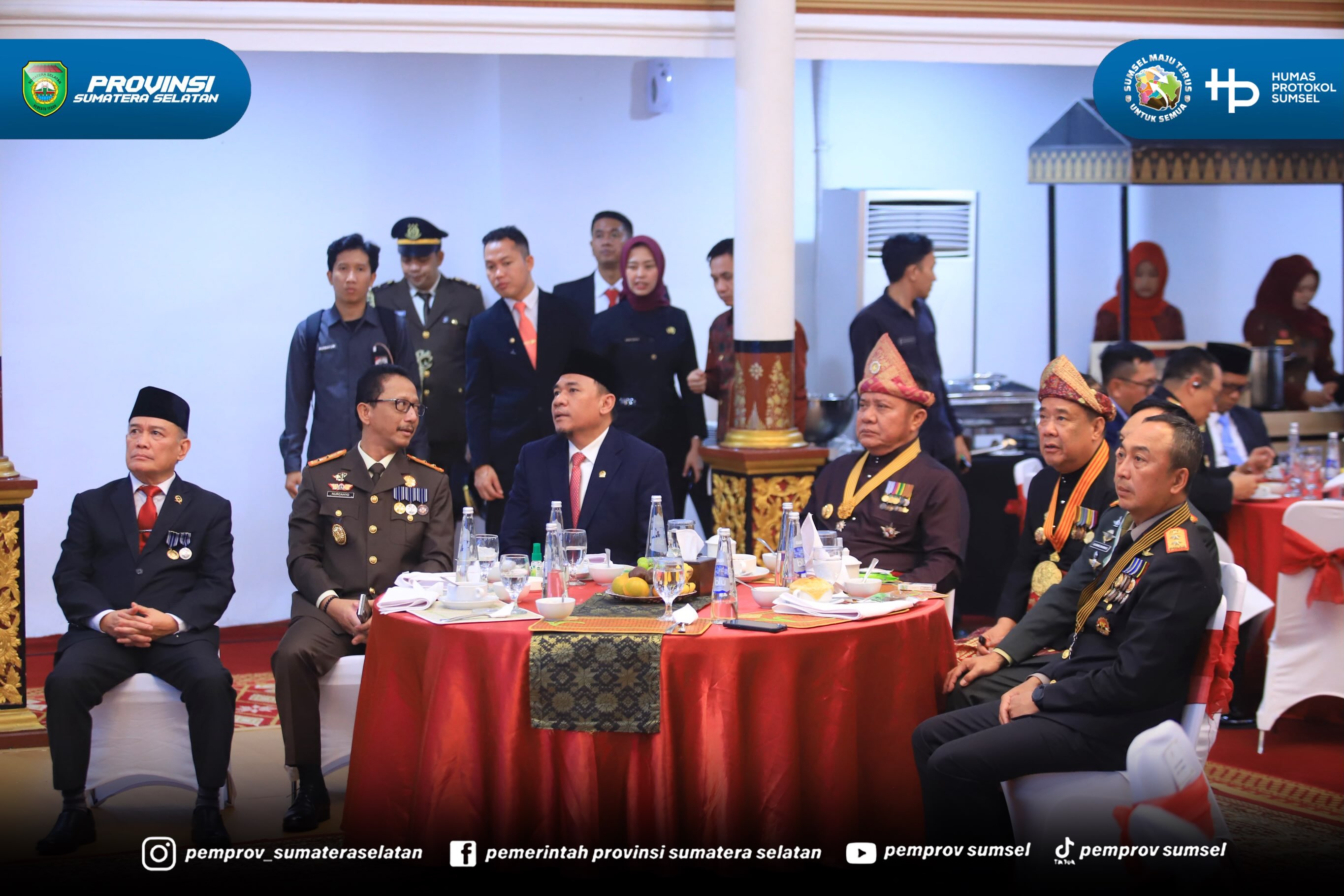 Gubernur Sumatera Selatan, Dr. H. Herman Deru, didampingi oleh Wakil Gubernur Sumsel, H. Cik Ujang, beserta jajaran Forum Komunikasi Pimpinan Daerah (Forkopimda) menyaksikan upacara peringatan Detik-detik Proklamasi Kemerdekaan RI secara virtual....