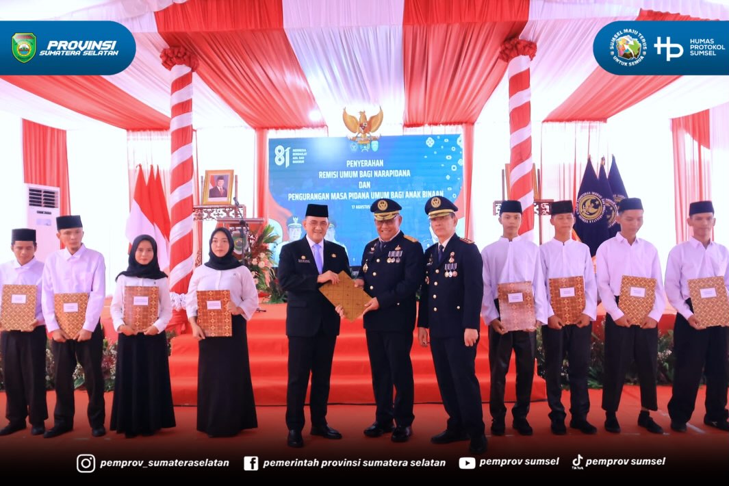 PALEMBANG — Sekretaris Daerah Provinsi Sumatera Selatan (Sumsel), Edward Candra, menghadiri Upacara Pemberian Remisi dalam rangka Peringatan Hari Ulang Tahun (HUT) Ke-81 Kemerdekaan Republik Indonesia. Acara khidmat ini dipusatkan di Lembaga Pemas...