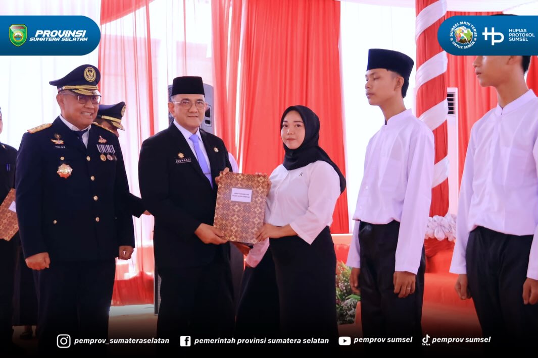 PALEMBANG — Sekretaris Daerah Provinsi Sumatera Selatan (Sumsel), Edward Candra, menghadiri Upacara Pemberian Remisi dalam rangka Peringatan Hari Ulang Tahun (HUT) Ke-81 Kemerdekaan Republik Indonesia. Acara khidmat ini dipusatkan di Lembaga Pemas...