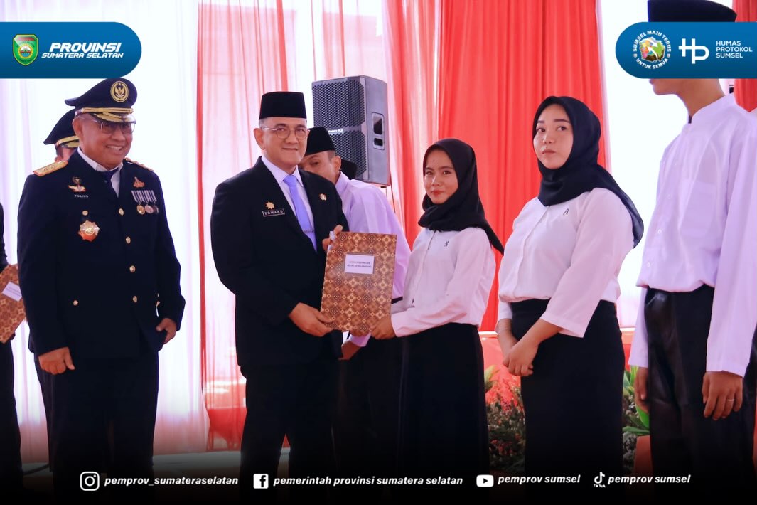 PALEMBANG — Sekretaris Daerah Provinsi Sumatera Selatan (Sumsel), Edward Candra, menghadiri Upacara Pemberian Remisi dalam rangka Peringatan Hari Ulang Tahun (HUT) Ke-81 Kemerdekaan Republik Indonesia. Acara khidmat ini dipusatkan di Lembaga Pemas...