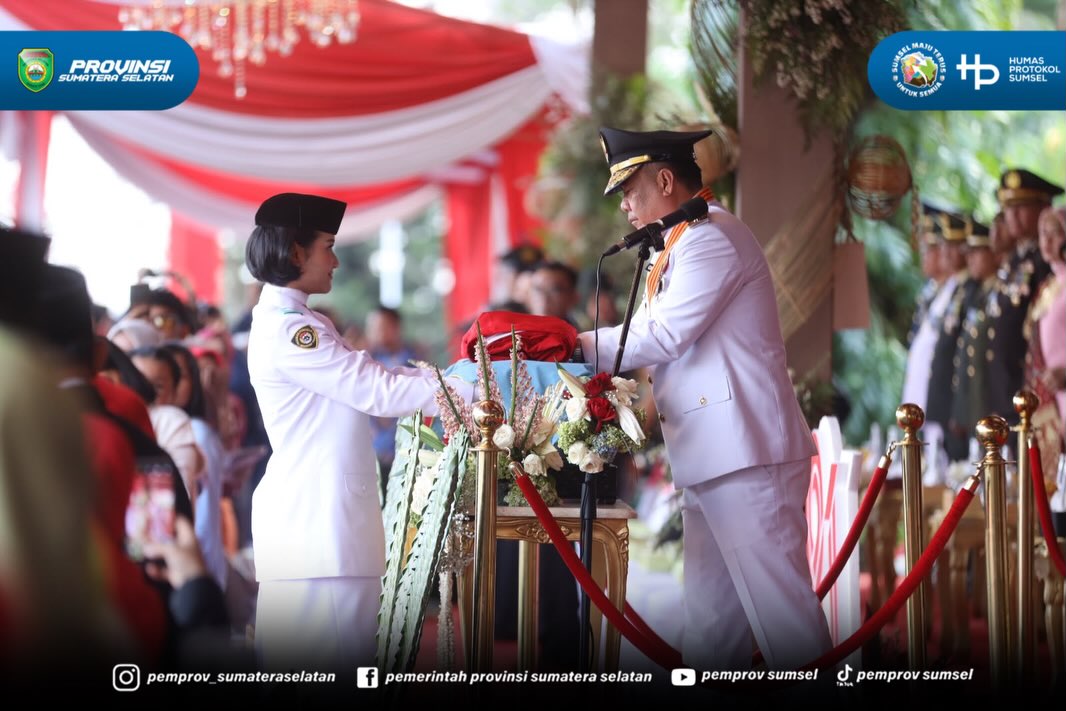 Palembang – Wakil Gubernur Sumatera Selatan (Sumsel), H. Cik Ujang, memimpin upacara Penurunan Bendera Merah Putih sebagai rangkaian penutup peringatan Hari Ulang Tahun (HUT) ke-81 Kemerdekaan Republik Indonesia tingkat Provinsi Sumatera Selatan d...
