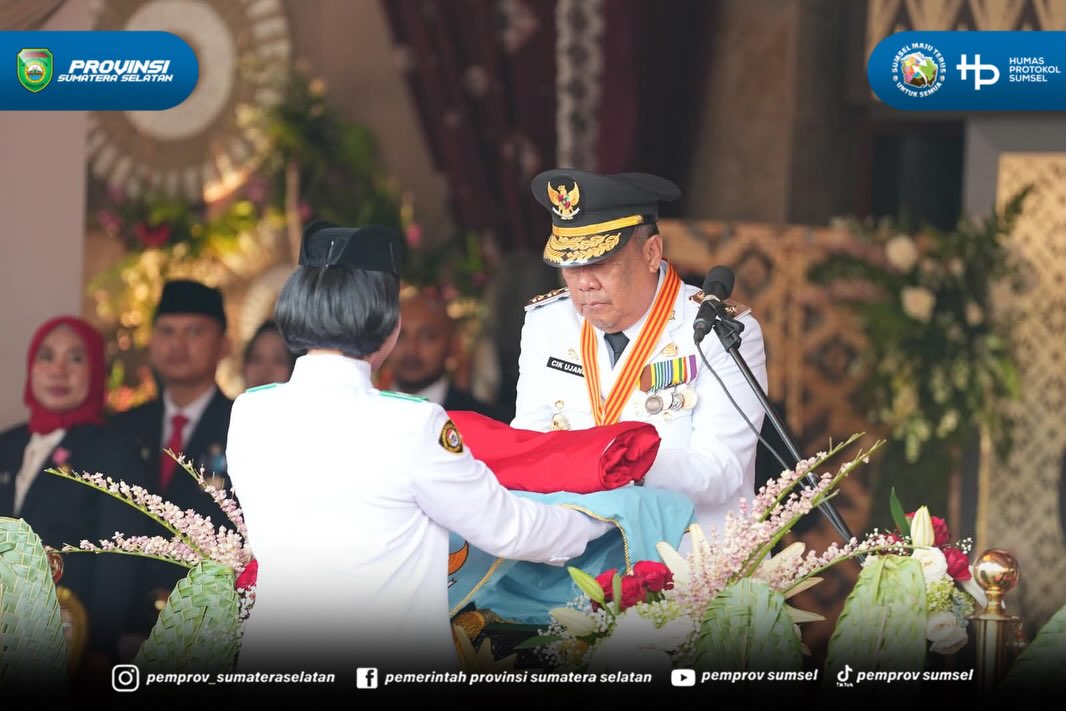 Palembang – Wakil Gubernur Sumatera Selatan (Sumsel), H. Cik Ujang, memimpin upacara Penurunan Bendera Merah Putih sebagai rangkaian penutup peringatan Hari Ulang Tahun (HUT) ke-81 Kemerdekaan Republik Indonesia tingkat Provinsi Sumatera Selatan d...